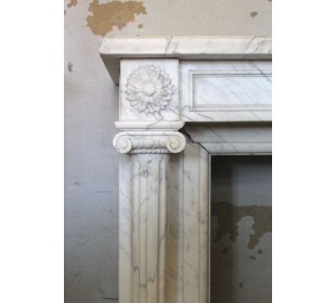 Camino antico in marmo bianco, di stile neoclassico, a colonna, e d'epoca ottocentesca. 2