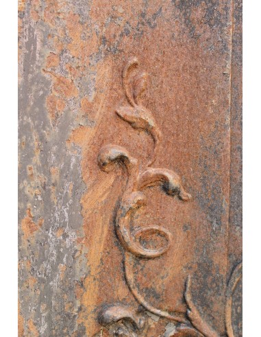 Grande caminetto controcuore barocco in fusione di ghisa d'arte che può essere adattato alla cornice di un camino in marmo.