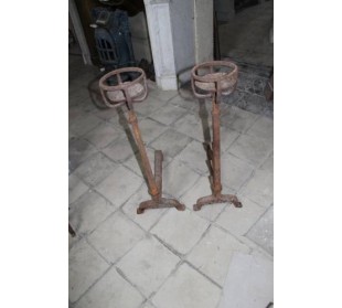 016 MONUMENTALE COPPIA DI ALARI PER CAMINO, IN FERRO BATTUTO