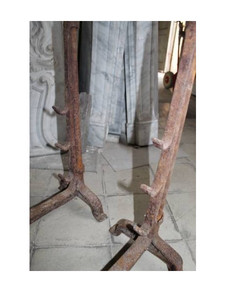 016 MONUMENTALE COPPIA DI ALARI PER CAMINO, IN FERRO BATTUTO