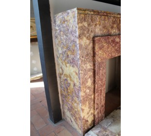 Camino antico di stile ed epoca Art Deco scolpito in marmo Brocatello, un marmo oggi piuttosto raro. 2