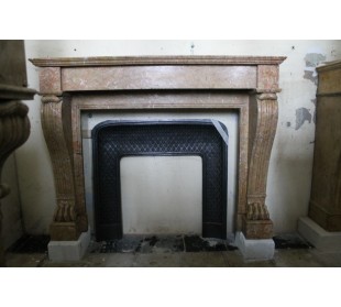 Cornice da caminetto antico di stile Impero, detto "Zampa di Leone", scolpito in marmo giallo fiorito.