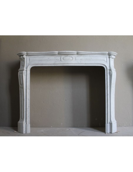 Camino antico in marmo bianco, di stile barocco leggero, Una cornice in marmo da caminetto molto elegante.