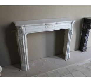 Camino antico in marmo bianco, di stile barocco leggero, Una cornice in marmo da caminetto molto elegante. 2