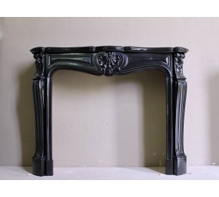 Caminetto antico barocco scolpito in marmo Nero del Belgio, modello chiamato "Trois Coquilles"