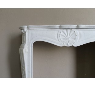 Camino antico in marmo bianco, di stile barocco e d'epoca ottocentesca. 2