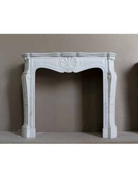 Camino antico in marmo bianco, di stile barocco e d'epoca ottocentesca, proposto in offerta a prezzo scontato.