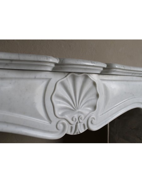 Camino antico in marmo bianco, di stile barocco e d'epoca ottocentesca, proposto in offerta a prezzo scontato.