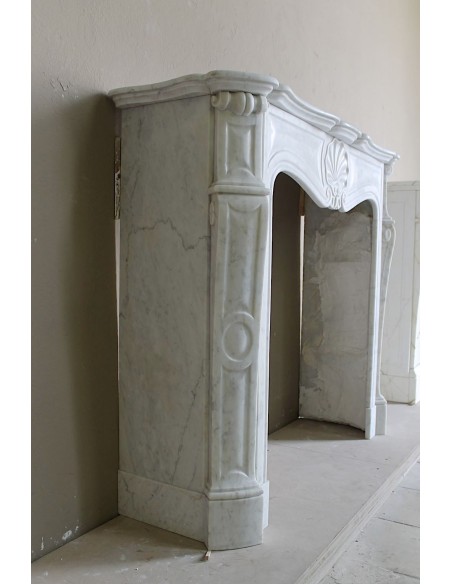 Camino antico in marmo bianco, di stile barocco e d'epoca ottocentesca, proposto in offerta a prezzo scontato.