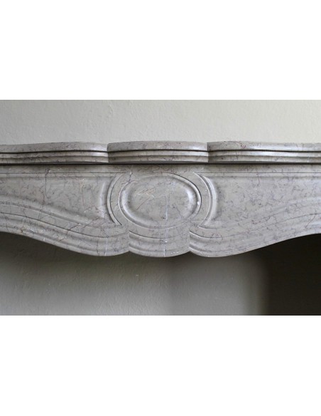 057 CAMINO LUIGI XV "PIED GALBÉ" SCOLPITO IN MARMO DI LUNEL