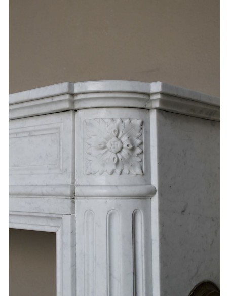 259 FINISSIMO CAMINO "DÉMI-LUNE TROIS FLEURS" IN MARMO BIANCO CARRARA QUALITA' "PURO"