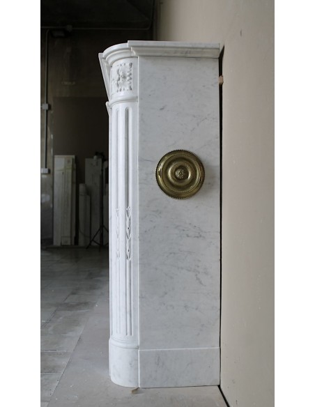 259 FINISSIMO CAMINO "DÉMI-LUNE TROIS FLEURS" IN MARMO BIANCO CARRARA QUALITA' "PURO"