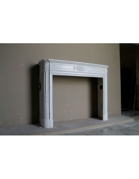 259 FINISSIMO CAMINO "DÉMI-LUNE TROIS FLEURS" IN MARMO BIANCO CARRARA QUALITA' "PURO"