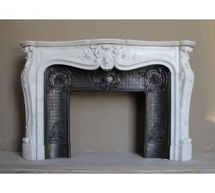 Camino antico Luigi XV in marmo Bianco di Carrara comprensivo di controcuore originale in ghisa d'arte