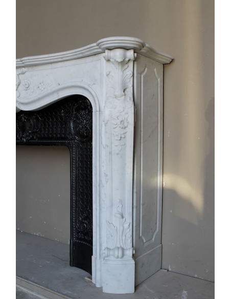 070 AG CAMINO LUIGI XV "DAUPHIN" FLOREALE IN MARMO BIANCO DI CARRARA PROVVISTO DI CONTROCUORE IN GHISA D'ARTE