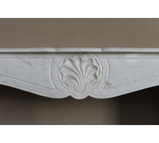 Caminetto antico barocco scolpito in marmo bianco Carrara, con decorazioni a conchiglia 2