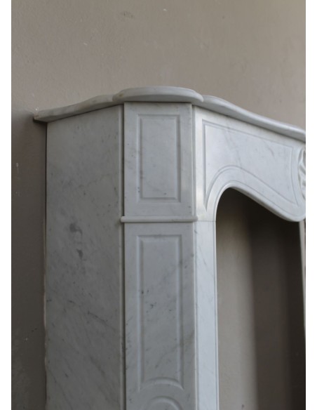 075 CAMINETTO LUIGI XV "COQUILLE" SCOLPITO IN MARMO BIANCO DI CARRARA