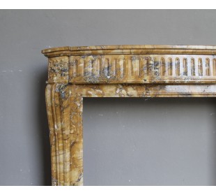 Caminetto antico neoclassico in marmo Giallo Siena. Questa cornice in marmo è lineare ed elegante. 2