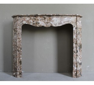 Camino antico in marmo scolpito nella seconda metà dell'ottocento. Questo caminetto è in marmo Breccia dei Pirenei.