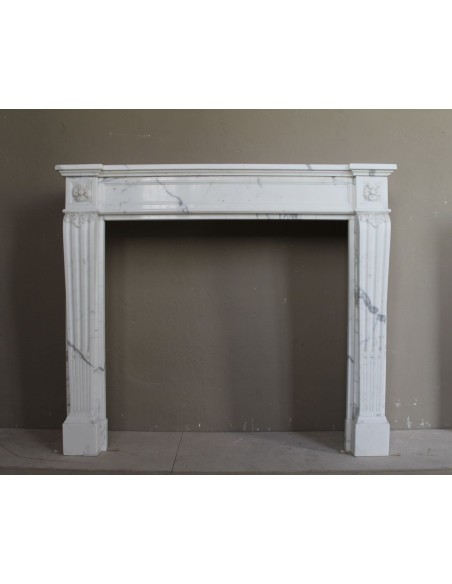 Camino antico in marmo Bianco Calacatta di stile neoclassico e epoca ottocentesca