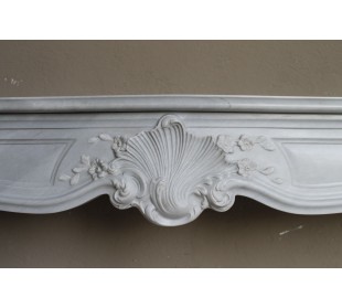 Cornice da caminetto antica scolpita in un finissimo marmo Bardiglio Imperiale, con toni sul grigio. 2