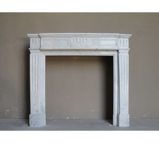 Caminetto antico Neoclassco in marmo Bianco. Questa cornice in marmo ha linee sobrie, eleganti e raffinate.
