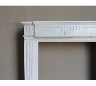 Caminetto antico Neoclassco in marmo Bianco. Questa cornice in marmo ha linee sobrie, eleganti e raffinate. 2