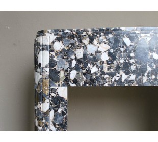 Cornice da caminetto d'epoca e stile Art Deco scolpito in marmo nero con venature dorate. 2