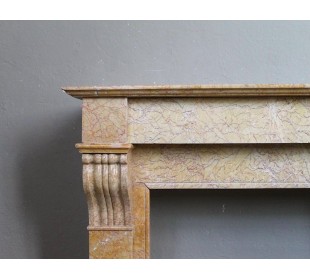 Caminetto antico "Modillon" in marmo giallo Fiorito. Questo camino è da noi proposto ad un prezzo scontato. 2