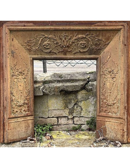 CONTROCUORE ANTICO IN GHISA ARTISTICA PER CAMINO IN MARMO