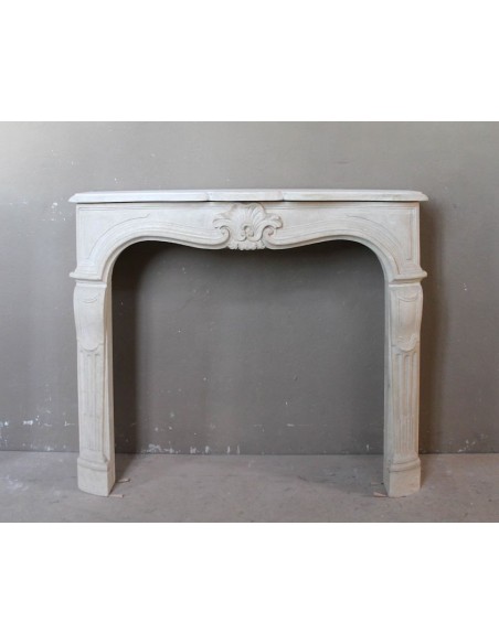 Caminetto antico scolpito in pietra dorata, detta "Pierre dorée", di provenienza francese e ottocentesco.