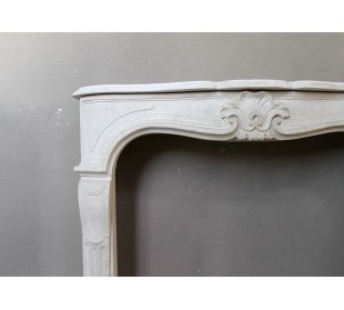 Caminetto antico scolpito in pietra dorata, detta "Pierre dorée", di provenienza francese e ottocentesco. 2