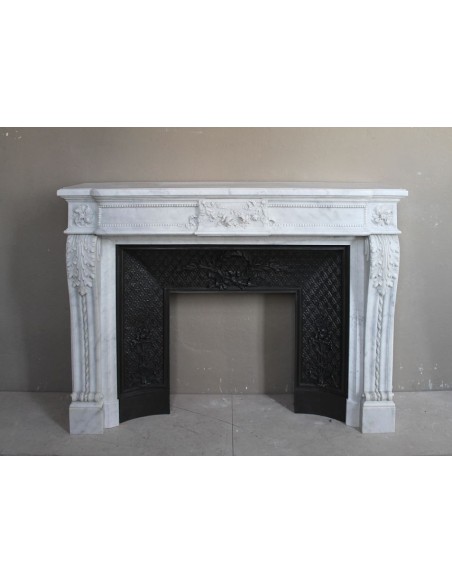 Eccezionale camino antico neoclassico scolpito in marmo bianco di Carrara, con elementi scultorei floreali di grande finezza.
