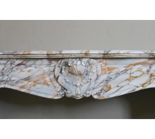 Camino antico in marmo di colore variegato, venato, con toni dal bianco all'arancio al viola. 2