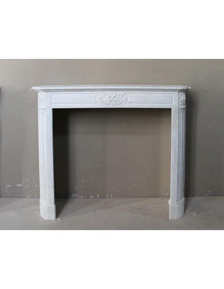 Camino antico "Démi-Lune" scolpito in marmo bianco di Carrara e proveniente da Parigi.