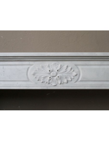 235 LUIGI XVI TROIS FLEURS IN VERSIONE "DÉMI-LUNE", SCULTURA IN MARMO BIANCO CARRARA