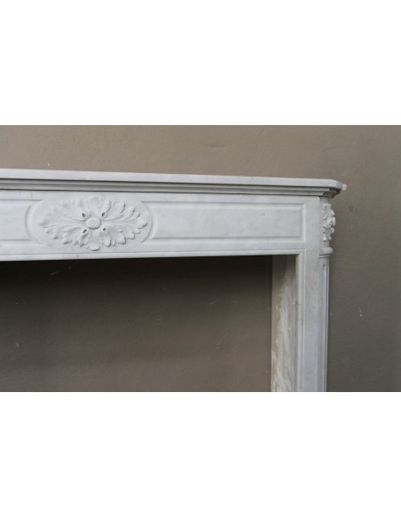 235 LUIGI XVI TROIS FLEURS IN VERSIONE "DÉMI-LUNE", SCULTURA IN MARMO BIANCO CARRARA