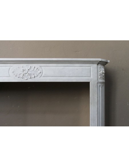 235 LUIGI XVI TROIS FLEURS IN VERSIONE "DÉMI-LUNE", SCULTURA IN MARMO BIANCO CARRARA