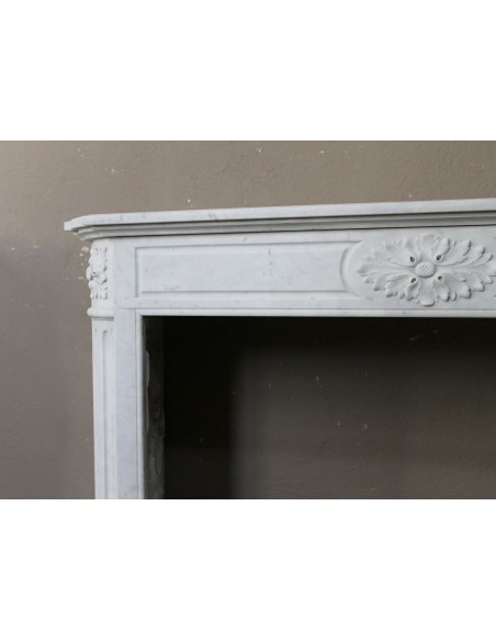 235 LUIGI XVI TROIS FLEURS IN VERSIONE "DÉMI-LUNE", SCULTURA IN MARMO BIANCO CARRARA