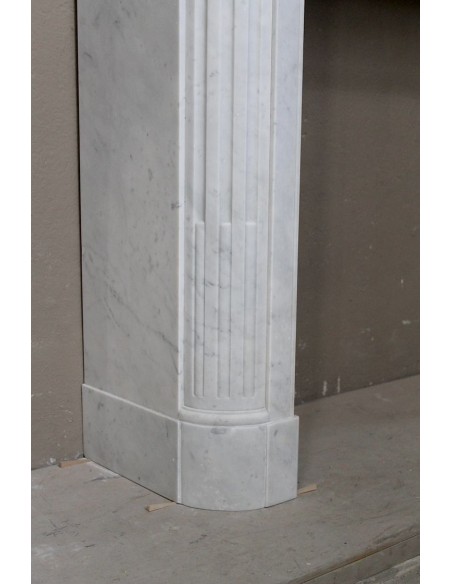 235 LUIGI XVI TROIS FLEURS IN VERSIONE "DÉMI-LUNE", SCULTURA IN MARMO BIANCO CARRARA