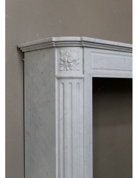 235 LUIGI XVI TROIS FLEURS IN VERSIONE "DÉMI-LUNE", SCULTURA IN MARMO BIANCO CARRARA