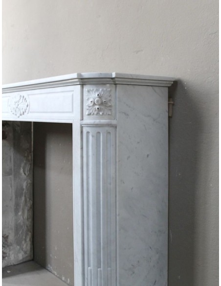 235 LUIGI XVI TROIS FLEURS IN VERSIONE "DÉMI-LUNE", SCULTURA IN MARMO BIANCO CARRARA