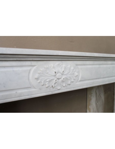 235 LUIGI XVI TROIS FLEURS IN VERSIONE "DÉMI-LUNE", SCULTURA IN MARMO BIANCO CARRARA