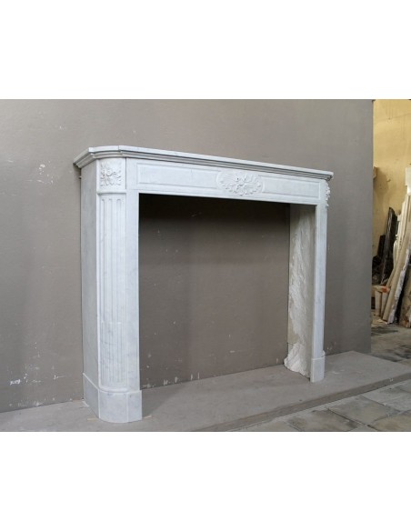 235 LUIGI XVI TROIS FLEURS IN VERSIONE "DÉMI-LUNE", SCULTURA IN MARMO BIANCO CARRARA