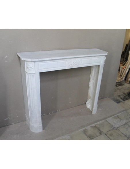 235 LUIGI XVI TROIS FLEURS IN VERSIONE "DÉMI-LUNE", SCULTURA IN MARMO BIANCO CARRARA