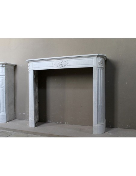 235 LUIGI XVI TROIS FLEURS IN VERSIONE "DÉMI-LUNE", SCULTURA IN MARMO BIANCO CARRARA