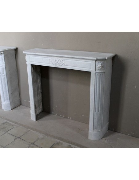 235 LUIGI XVI TROIS FLEURS IN VERSIONE "DÉMI-LUNE", SCULTURA IN MARMO BIANCO CARRARA