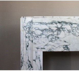 Camino antico d'epoca Art Deco scolpito in fascinoso marmo Arabescato, a fondo Statuario Carrara. 2