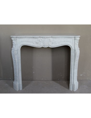 Camino antico barocco floreale scolpito in marmo bianco Carrara, di piccola dimensione.