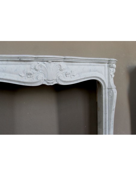 012 LUIGI XV "AMÉLIORÉE" FLOREALE SNELLO E GRAZIOSO, SCOLPITO IN MARMO BIANCO CARRARA